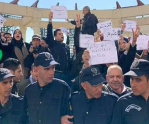 Algeria police arrest dozen journalists who were protesting against censorshipF