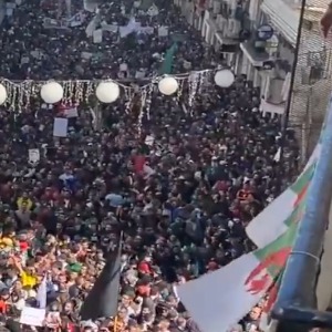 Algerians maintain their revolt against unpopular regimeF