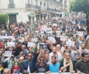 Algerians maintain their anti-regime protests despite COVID-19